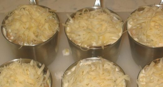 1. Этап. Жульен с курицей и белыми грибами: Натрите сыр на терке и выложите его последним слоем в кокотницы. Разогрейте духовку до 180 градусов и поставьте в них блюдо. Запекайте двадцать минут. Подавайте горячим.