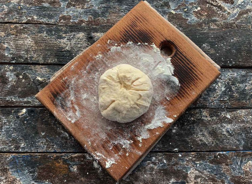 1. Этап. Адыгейские лепешки на кефире: Края лепешки соедините вместе в центре.