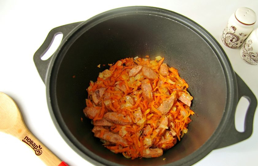 1. Этап. Рагу с краковской колбасой: Обжарьте все вместе пару минут.