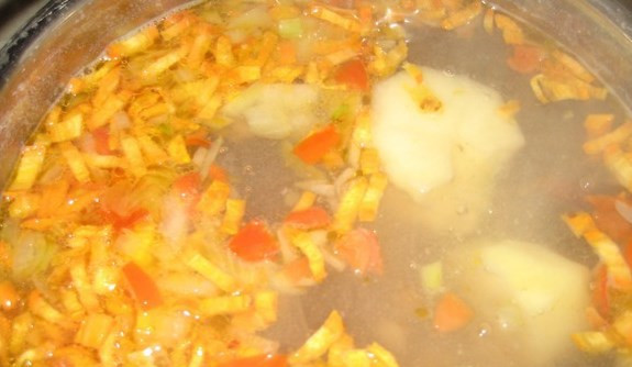 1. Этап. Щи донские с рыбой: Когда картошка закипит - добавьте к ней фасоль и овощи обжаренные. Огонь убавьте, пускай варится на небольшом огне.