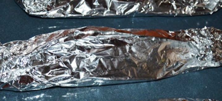 1. Этап. Селёдка в фольге в духовке: Заворачиваем плотно в фольгу и отправляем в духовку на 35-40 минут.