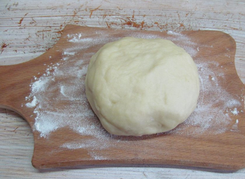 1. Этап. Лепешки на простокваше с творогом и зеленью: Накрыть тесто полотенцем и оставить на минут 15-30 при комнатной температуре.