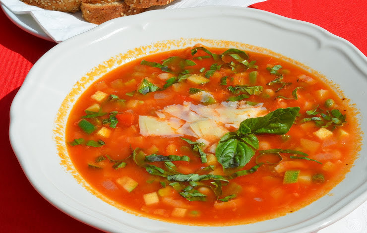 1. Этап. Минестроне с беконом: Снимаем суп с огня и разливаем его по тарелкам. Подаем минестроне, украсив его пармезаном и базиликом. Приятного всем аппетита!