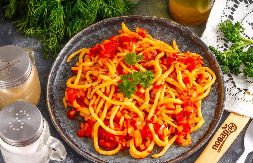 1. Этап. Пичи: Выложите пасту на тарелку и подайте к столу теплой, слегка присыпав молотым черным перцем.