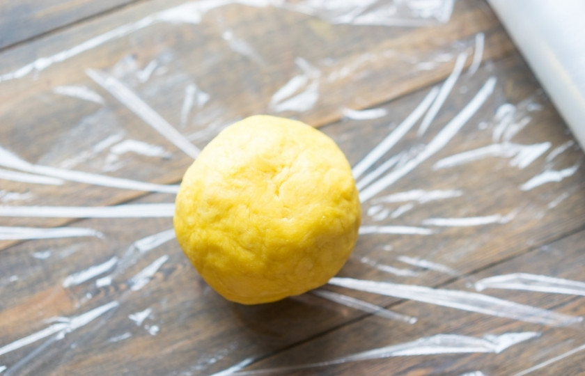 1. Этап. Итальянские пельмени: Для начала приготовьте тесто: в муку добавьте 10 желтков, замесите тесто. Дело это трудоемкое и, конечно, со специальным комбайном пойдет оно куда быстрее. Если тесто распадается на крупинки, добавьте еще один желток. Получается крутое тесто, которое стоит обернуть в пищевую пленку и поставить в холодильник. А пока как раз можно заняться начинкой.