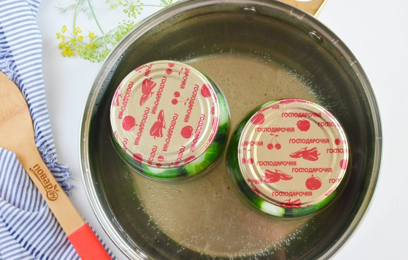 1. Этап. Маринованные огурцы в литровых банках: Поставьте в горячую воду и стерилизуйте банки по 10 минут.