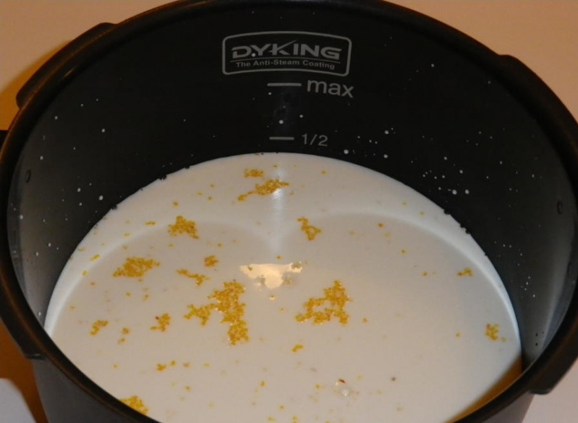 1. Этап. Каша в скороварке: В скороварку высыпьте крупу. Туда же вылейте молоко, добавьте соль и сахар. По желанию можно смешать молоко с кипячёной водой в пропорции 1 к 1 или взять немного больше молока и меньше воды. Жирность молока можете выбирать по своему вкусу.