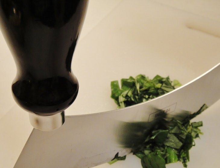 1. Этап. Десерт из свежего ананаса: Промытые и просушенный базилик мелко рубим, удалив стебель травы.