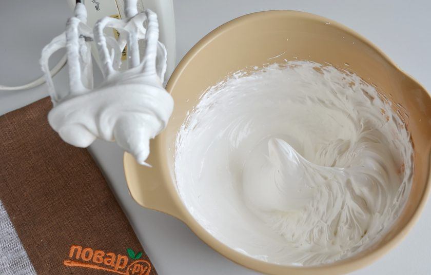 1. Этап. Французская меренга: 4. Готовая меренга блестящая, густая, плотная, без комочков, отлично держит форму.
