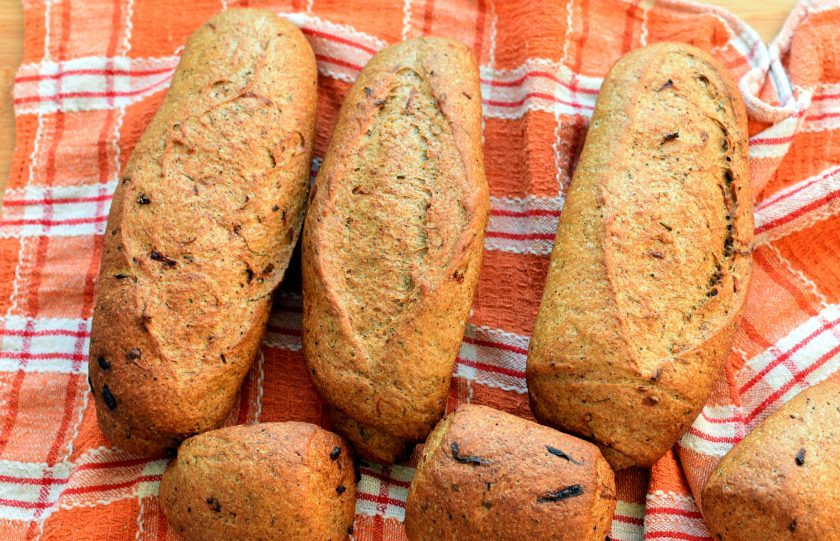 1. Этап. Мини-багеты с жареным луком: Выпекайте багеты сначала при температуре 120 градусов с паром минут 10, чтобы они еще подошли. Затем увеличьте нагрев до 200 градусов и пеките до готовности. Готовые багеты выложите на полотенце и свободно накройте вторым. Дайте остыть.