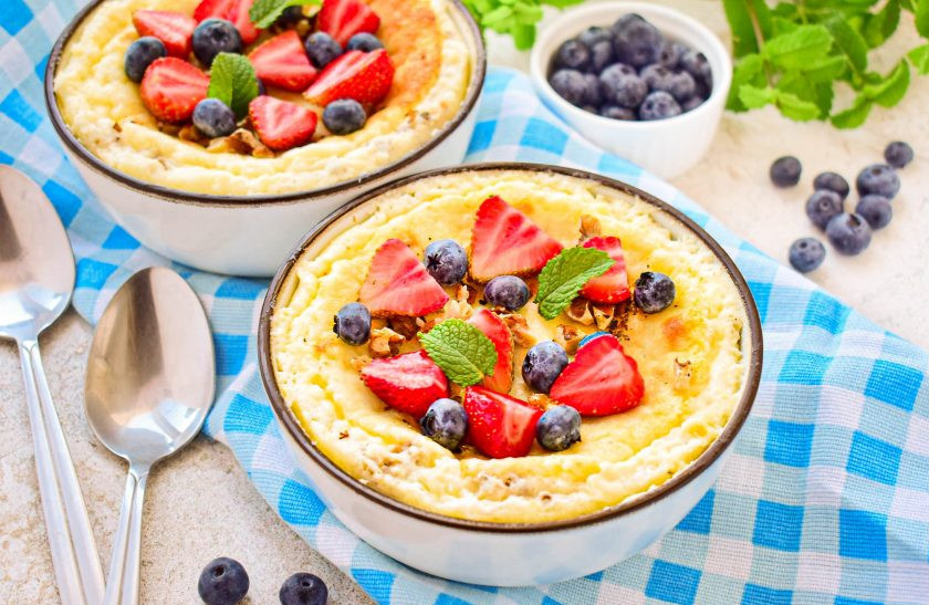 1. Этап. Каша Гурьевская: Посыпьте кашу орехами и добавьте свежие ягоды. Приятного аппетита!