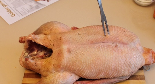 1. Этап. Гусь в гусятнице: 1. Вымойте гуся, оботрите его бумажным полотенцем. Сделайте на коже проколы вилкой или ножом.