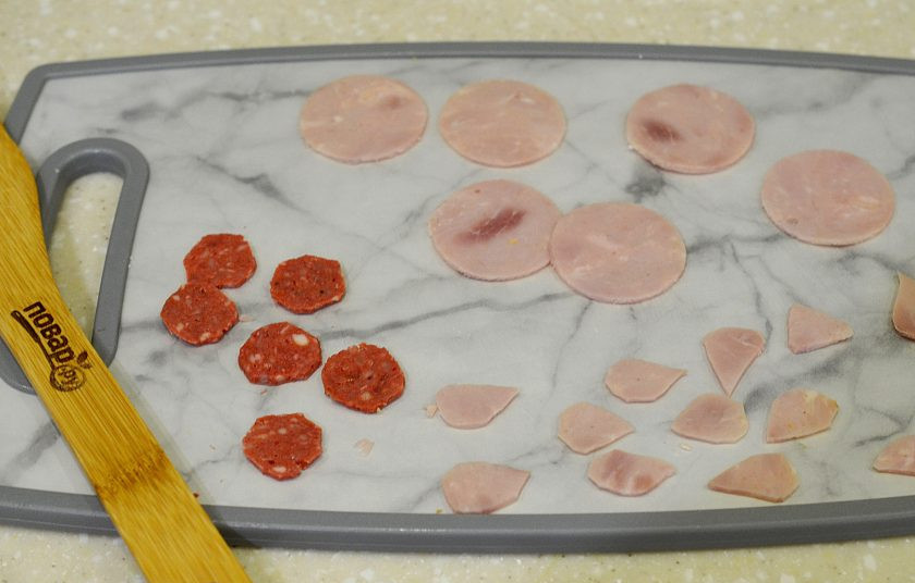 1. Этап. Закуска Свинки: 5. Из ветчины вырежьте кружки и ушки для свинок. Из говядины кружки поменьше - для пятачка.