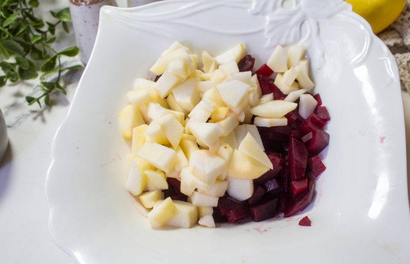 1. Этап. Салат со свеклой, сыром и яблоком: Крупное кисло-сладкое яблоко очистите от кожуры и удалите семечки. Мякоть нарежьте также небольшим кубиком и добавьте к свекле.
