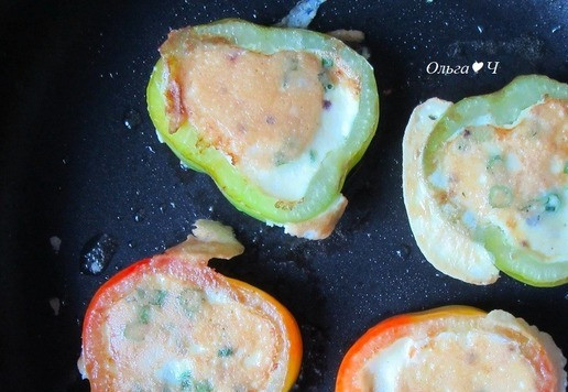 1. Этап. Бутерброд с колбасками и омлетом: Аккуратно переверните на другую сторону и готовьте под крышкой еще 1-2 минуты.