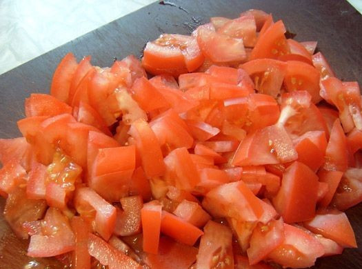 1. Этап. Омлет фаршированный: Для начала хорошенько промываем помидоры под водой и нарезаем на небольшие кубики.