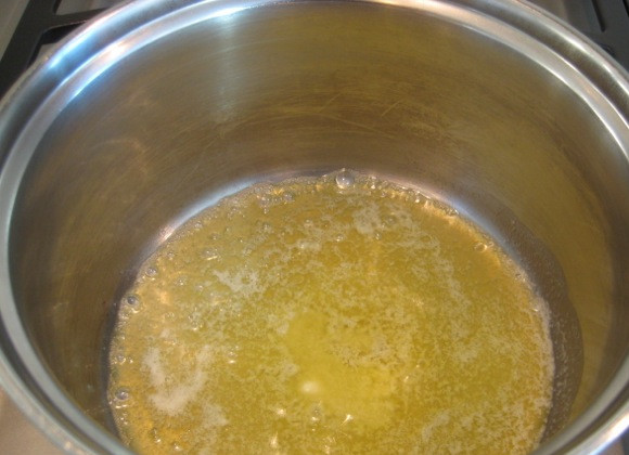 1. Этап. Белый соус для пиццы: 1. Первым делом в небольшом сотейнике растопите хорошее сливочное масло.