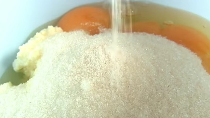 1. Этап. Гречневик с творогом: 2. Яйца взбейте с сахаром и творогом. Добавьте ванилин.