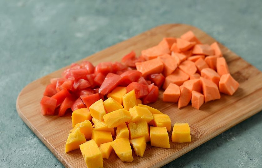 1. Этап. Суп из тыквы и шпината: Батат, тыкву и помидоры нарежьте кубиками среднего размера.