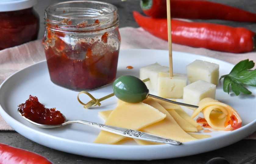 1. Этап. Джем из красного перца чили: Джем получается густым, красивого рубинового цвета с вкраплениями красного перца чили.