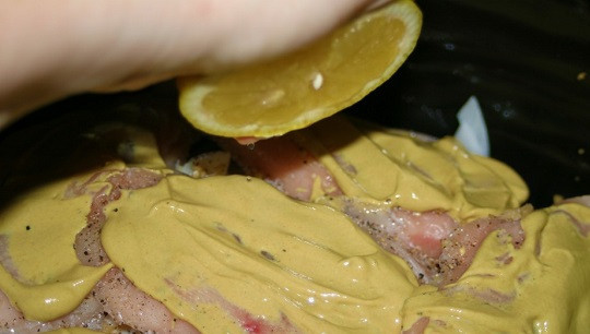 1. Этап. Тушеная курица в сливочном соусе: 4. Посолить и поперчить по вкусу. Поверхность филе смазать горчицей. Из лимона выжать сок и отправить его на сковороду.