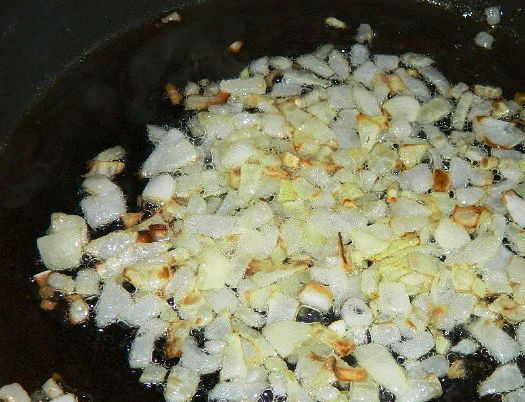 1. Этап. Салат Подсолнух с грибами: Отварите яйца, лук измельчите и слегка обжарьте на сковороде.