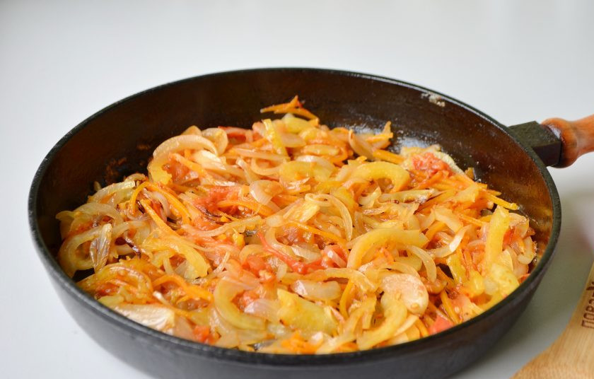 1. Этап. Щи со свежей капустой и фасолью: 5. Когда зажарка будет готова, положите мелко рубленный чеснок и снимите с огня.