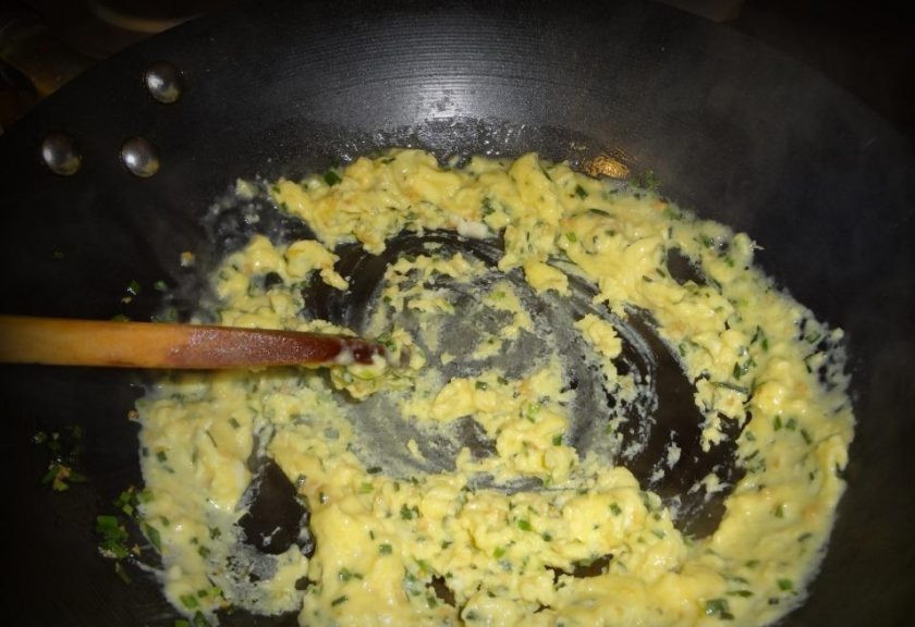 1. Этап. Бурый рис на сковороде: Затем добавьте яйцо и постоянно его перемешивайте.