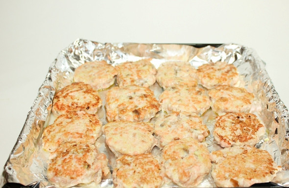 1. Этап. Рыбные котлеты из горбуши: Потом выкладываем котлеты на противень, застланный фольгой, ставим в разогретую до 180 градусов духовку на 10 минут.