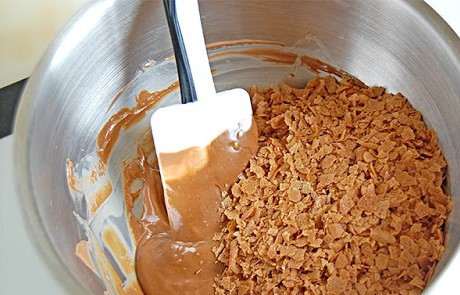 1. Этап. Торт Царский: Затем добавляем шоколадную пасту и бисквитную крошку. Все хорошенько перемешиваем.