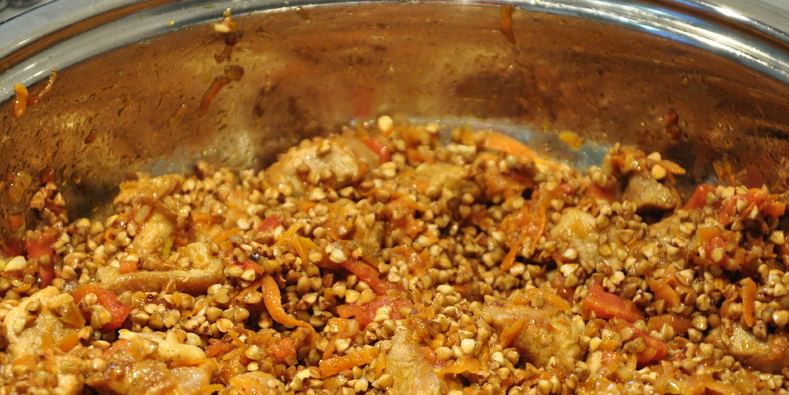 1. Этап. Гречка по-купечески со свининой: 2. Затем добавим промытую сырую крупу, обжарим ее, пока не появится специфический ореховый запах. Постоянно помешивайте, чтобы ничего не пригорело.