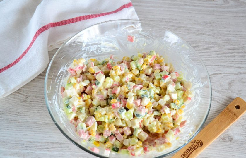 1. Этап. Крабовый салат с колбасой: Перемешайте салат.