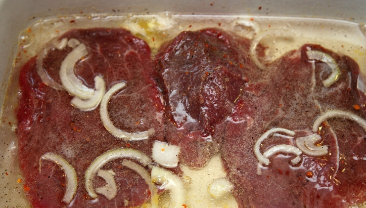 1. Этап. Маринованная говядина: Заливаем говядину шампанским и оставляем мариноваться на 3-4 часа.