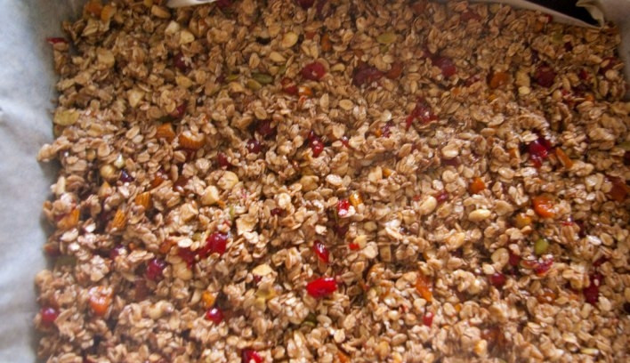 1. Этап. Гранола диетическая: Переложите массу на пекарскую бумагу на противень. Сделайте тонкий слой. Запекайте её при 160 градусах в течение 50 минут.