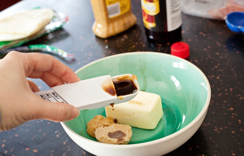 1. Этап. Простые сэндвичи с пикантным соусом: 5. Соедините сливочное масло, коричневый сахар, горчицу, соевый или вустерский соус.