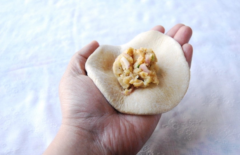 1. Этап. Алу паратха: Разомните шарики в лепёшку и в середину положите картофельной начинки.