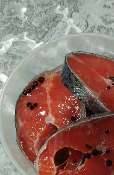 1. Этап. Малосольная рыбка за 2 часа: Затем сливаем рассол, промываем рыбу холодной кипяченой водой и укладываем в баночку (тару, что вам удобно). Я и лаврушку с перцем положила на кусочки. На каждый слой рыбки наливаем по ложечке раст. масла без запаха. Так до верху. На верхний слой тоже добавляем масло. Убираем в холодильник, либо в прохладное место. Через полтора-два часа наша рыбка готова. Можно на бутерброды или просто в нарезку.