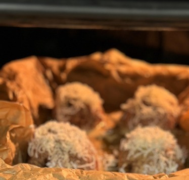 1. Этап. Мясные колобки с начинкой: Отправляем запекаться в духовку на 35 минут при температуре 180-200 градусов