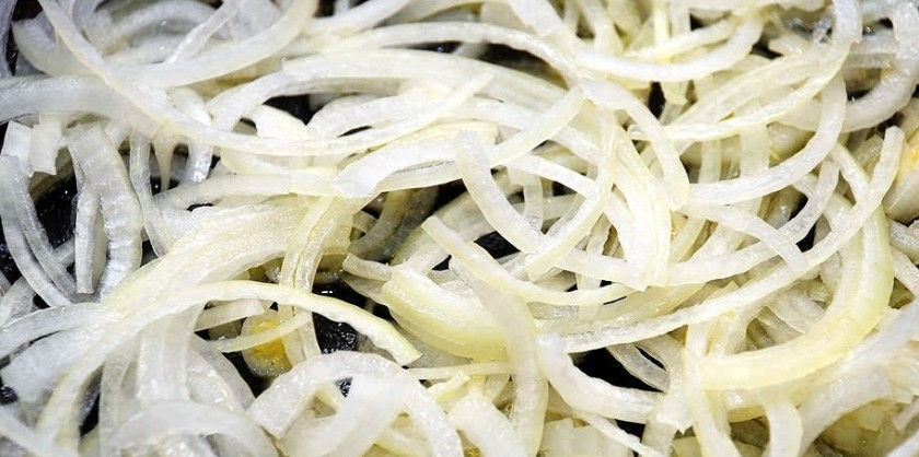 1. Этап. Дорада в фольге: 1. Разморозьте дораду. Очистите чешую, уберите жабры. Тщательно промойте брюшко, снимите с него все пленки. Возьмите лук. Очистите его от шелухи. Нарежьте тонкой соломкой (полукольцами). В оливковом масле обжаривайте лук, пока он не приобретет золотистый цвет.