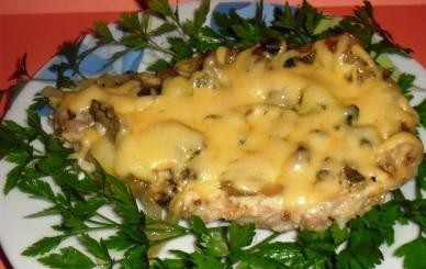 1. Этап. Отбивные из говядины с грибами: После чего достаем противень, перелаживаем отбивные с грибами и сыром на блюдо с зеленью и подаем к столу, за которым уже собрались все, кого не оставил равнодушным головокружительный аромат из духовки.