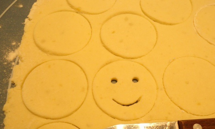 1. Этап. Картофельные смайлики: Ножом вырезаем улыбочку.