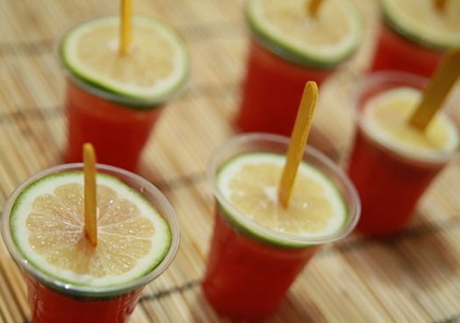 1. Этап. Мороженое из арбуза: Лайм нарежьте кружочками, проткните каждый кружочек палочкой и поместите по одному кружочку с палочкой в каждый стакан с арбузной смесью. Отправьте в морозилку для заморозки на 7-8 часов. Затем выберите мороженое из формы и подайте на стол.