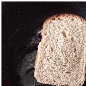 1. Этап. Сэндвич Сырные макароны: Обжариваем сэндвичи с обеих сторон до желаемой румяности в сливочном масле.