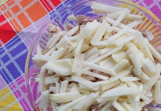 1. Этап. Салат В яблочко: Яблоко нашинковать соломкой.