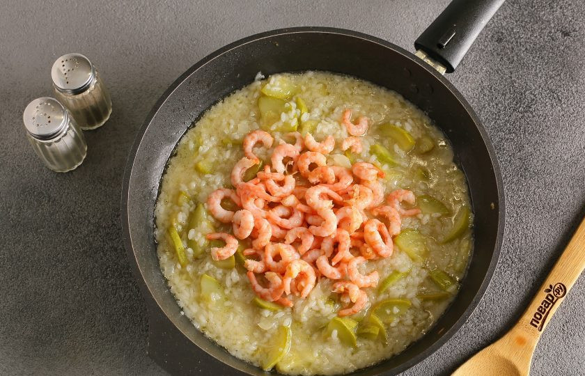 1. Этап. Ризотто с креветками и цукини: За 10 минут до готовности блюдо посолите и поперчите. Добавьте очищенные креветки.