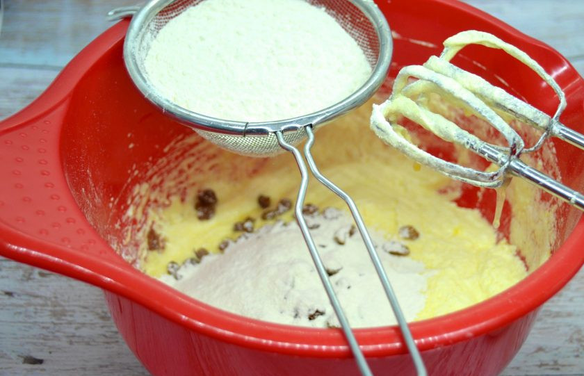 1. Этап. Московские хлебцы: Просейте и вмешайте в тесто муку.