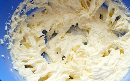 1. Этап. Открытый торт с ягодами: 9. Соедините хорошо размягченное масло с пудрой, начните взбивать. Потом добавьте творожный сыр и продолжайте взбивать до однородности. При желании можете добавить какао или взбитые ягоды для цвета.