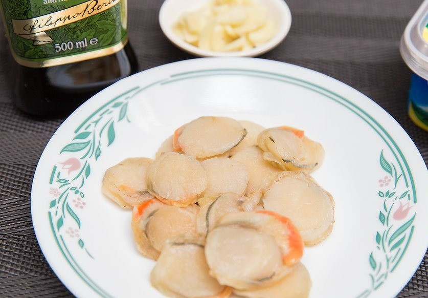 1. Этап. Морской гребешок: Сухие гребешки переложите на тарелку.