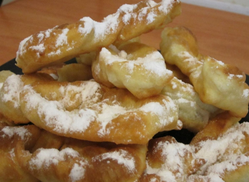 1. Этап. Пышный хворост на кефире: 4. А в самом конце посыпаем сахарной пудрой. Поскольку тесто готовится не слишком сладким, то пудры не жалейте. Если посыпать хворост сразу, то пудра растает на нем.