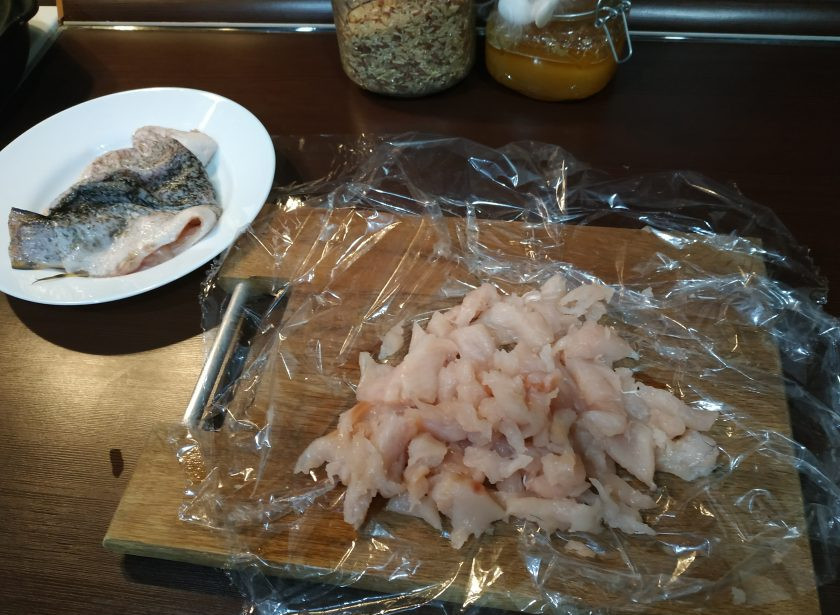 1. Этап. Емелина щука: Аккуратно снимите шкурку, не повредив ее. Уберите все косточки и нарежьте филе как можно мельче.